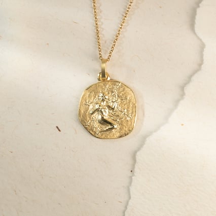 Strieborný prívesok so symbolmi znamenia zverokruhu Panna