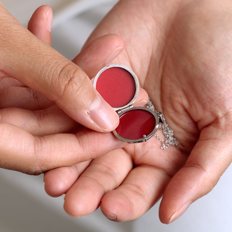 Strieborný otvárací medailón 129371