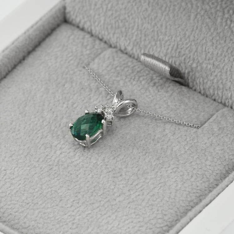 Zlatý náhrdelník so smaragdom 9678