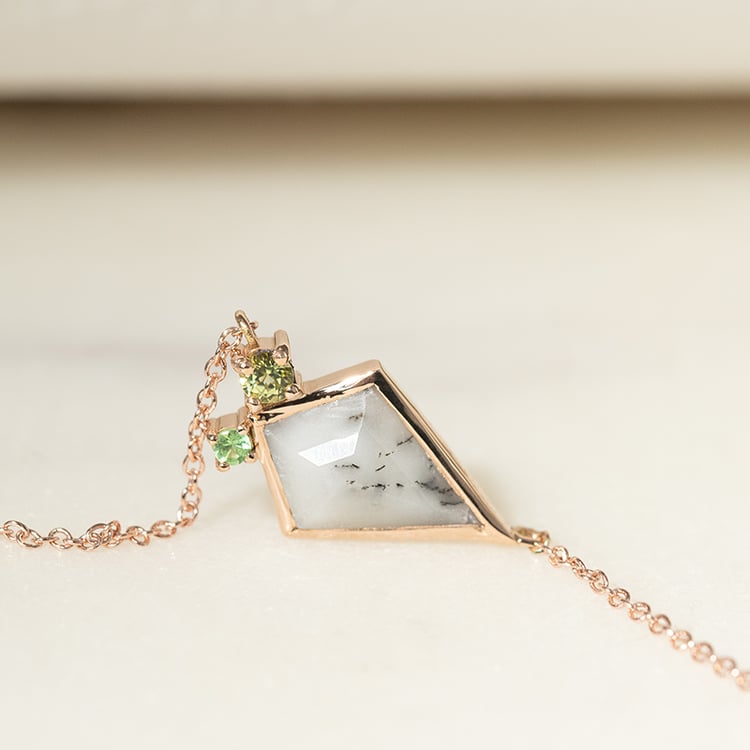 Náhrdelník s dendritickým opálom, olivínom a tsavorit granátom Luca 135482