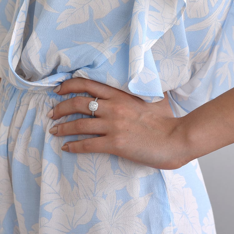 Zásnubný prsteň v halo štýle s diamantmi 69448