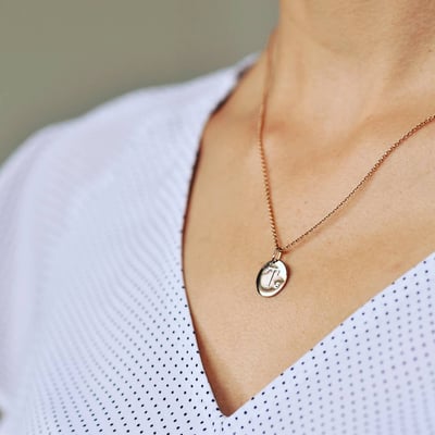 Náhrdelník s diamantom a písmenkom