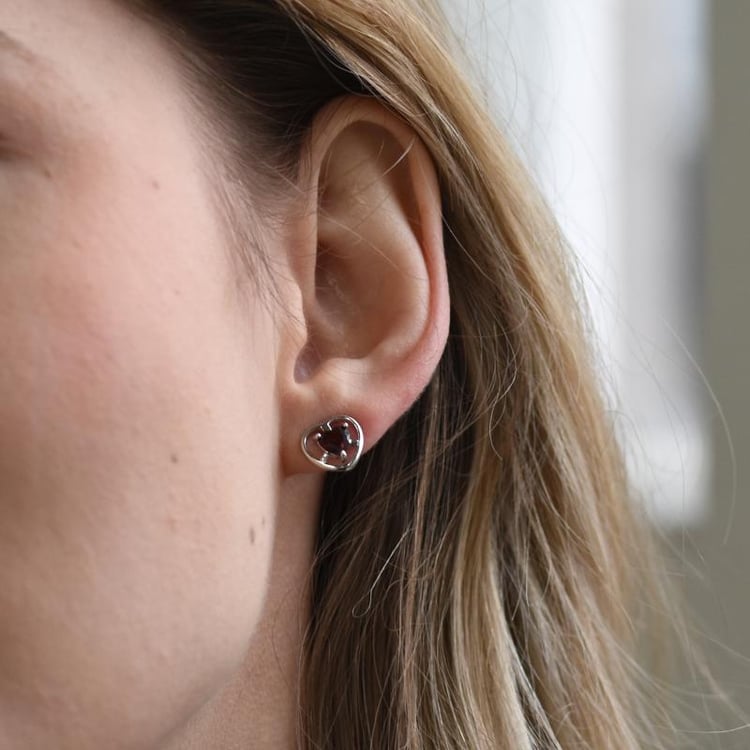 Romantické strieborné náušnice s granátmi 50501