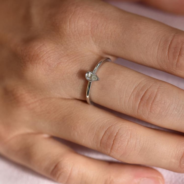 Prsteň s pear diamantom 22456