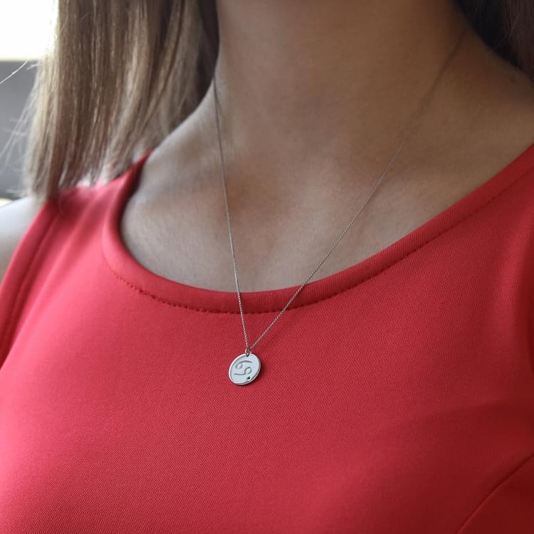 Strieborný prívesok so znamením a smaragdom Rak 103478