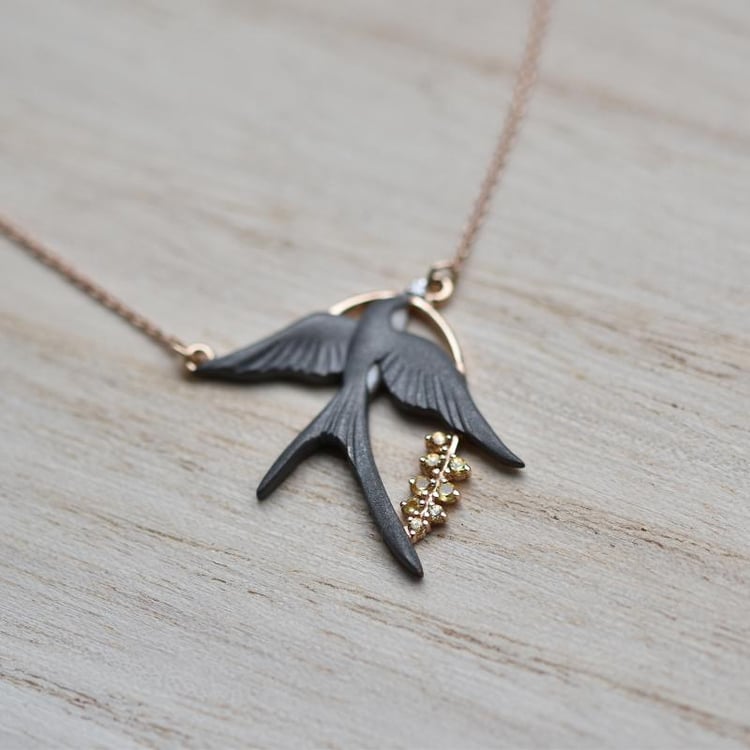 Lastovička v zlatom náhrdelníku 43384