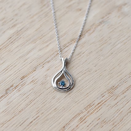 Elegantný zlatý prívesok s modrým diamantom Havannah