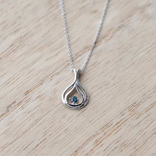 Elegantný zlatý prívesok s modrým diamantom Havannah