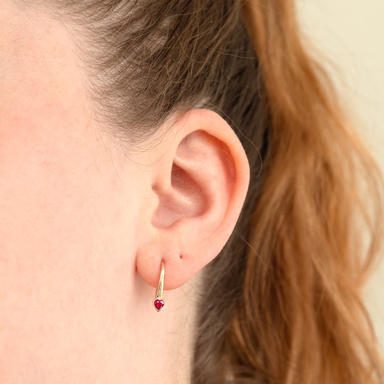 Visiace náušnice s rubínovými srdiečkami Levy 125208