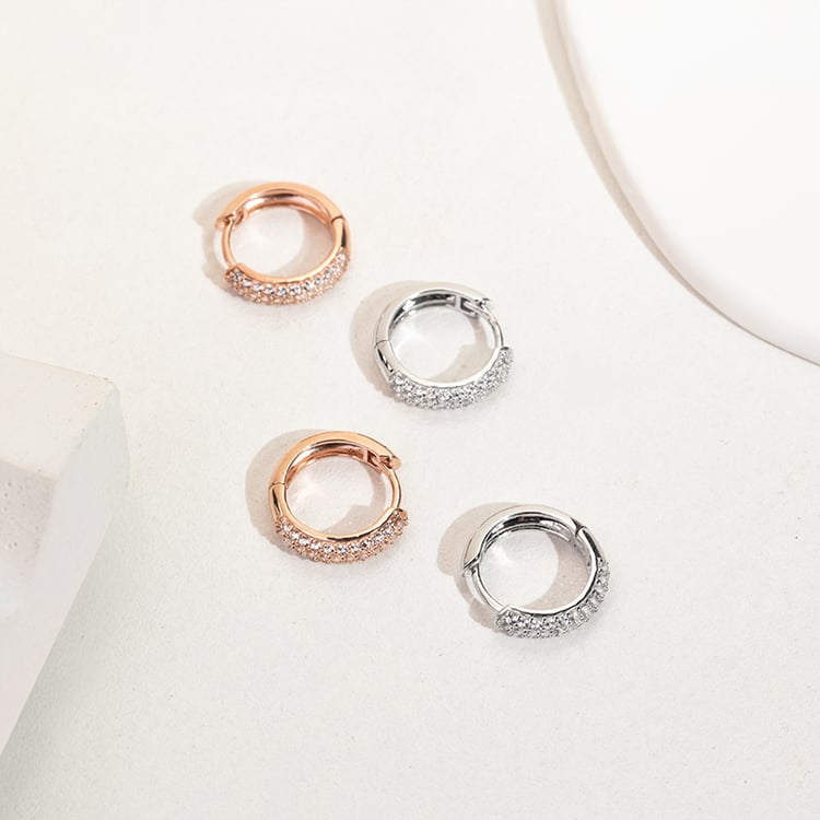 Strieborné pavé kruhové náušnice s bielymi topazmi Shaviv 149138