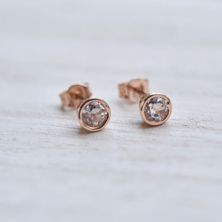 Strieborné bezel náušnice s morganitmi Sontre 102825