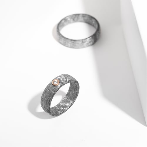 Mierne zaoblený snubný prsteň z karbónu s diamantom Cortes
