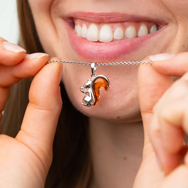 Veverička v striebornom prívesku s jantárom Sciurus 146781