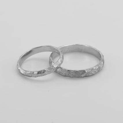 Tepané svadobné obrúčky so škrabaným povrchom z platiny Alette