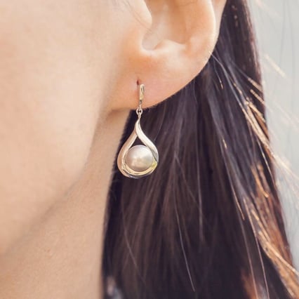 Strieborné visiace náušnice so šedými perlami Sani