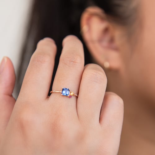 Cluster prsteň s asscher tanzanitom, padparadscha zafírom, rubínom a diamantom Esme