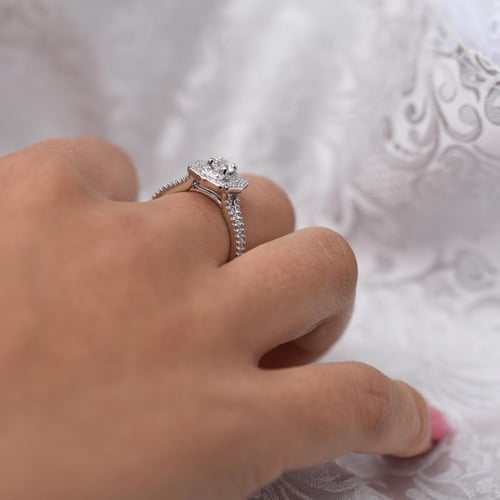 Extravagantný halo zásnubný prsteň s lab-grown diamantmi Giannes