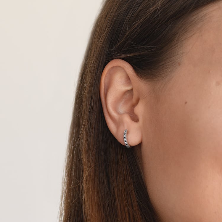 Zlaté kruhové náušnice s čiernymi a bielymi diamantmi 62940