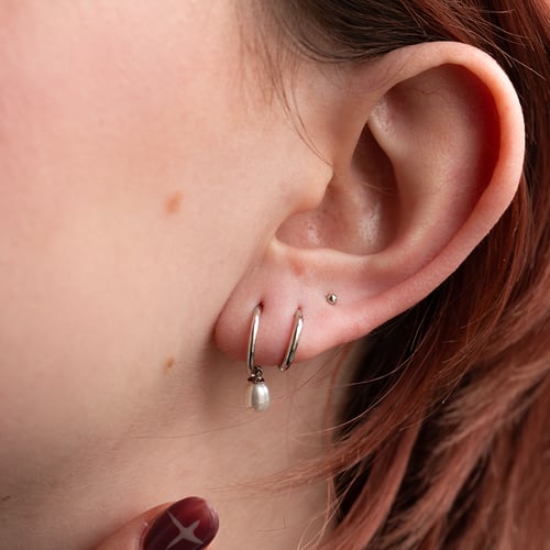 Zlatý labret piercing do ucha Vena