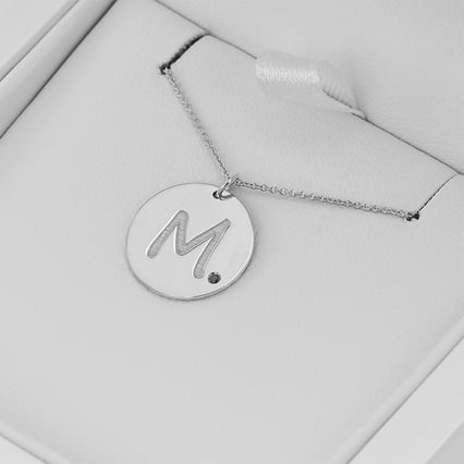 Platinový prívesok s čiernym diamantom a gravírom písmena Rei