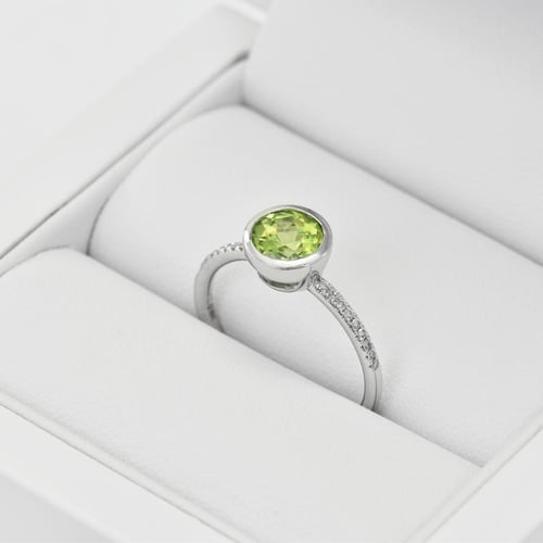 Žiarivý zlatý prsteň s olivínom a diamantmi Czarina