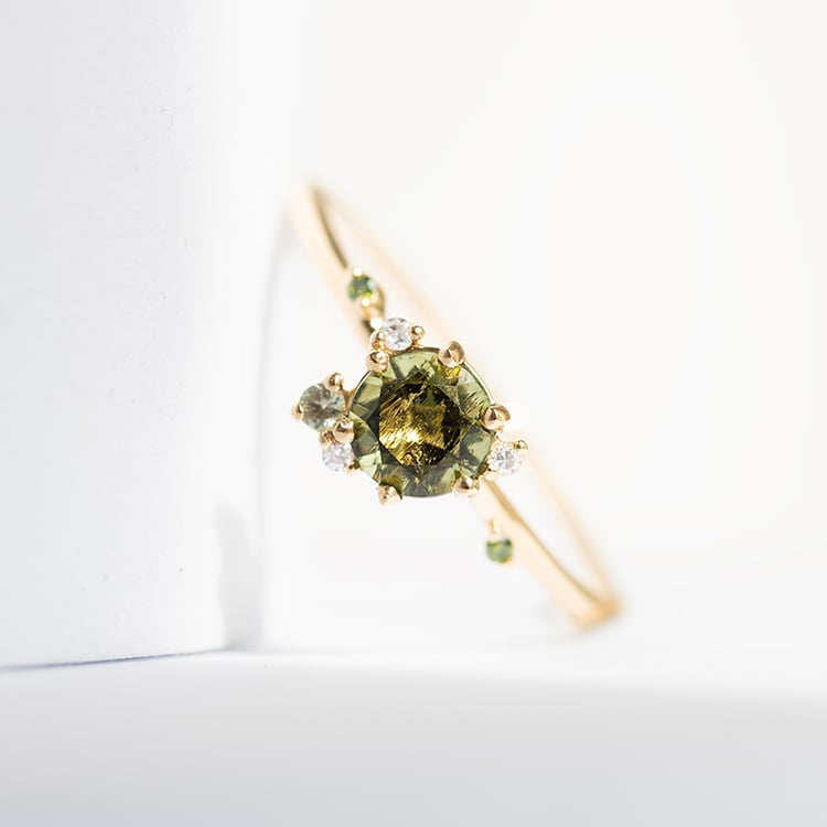 Cluster zásnubný prsteň s vltavínom, zafírom a diamantmi Rosa 143951