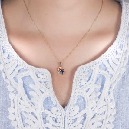 Prívesok v znamení Vodnára so zafírom a diamantmi Aquarius