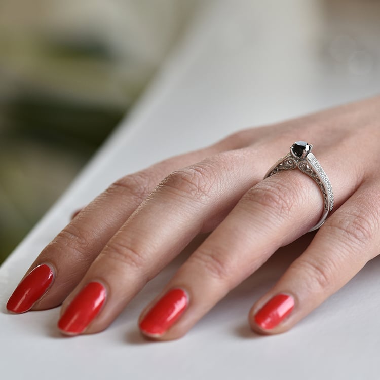 Dámský prsteň s čiernym diamantom 42043