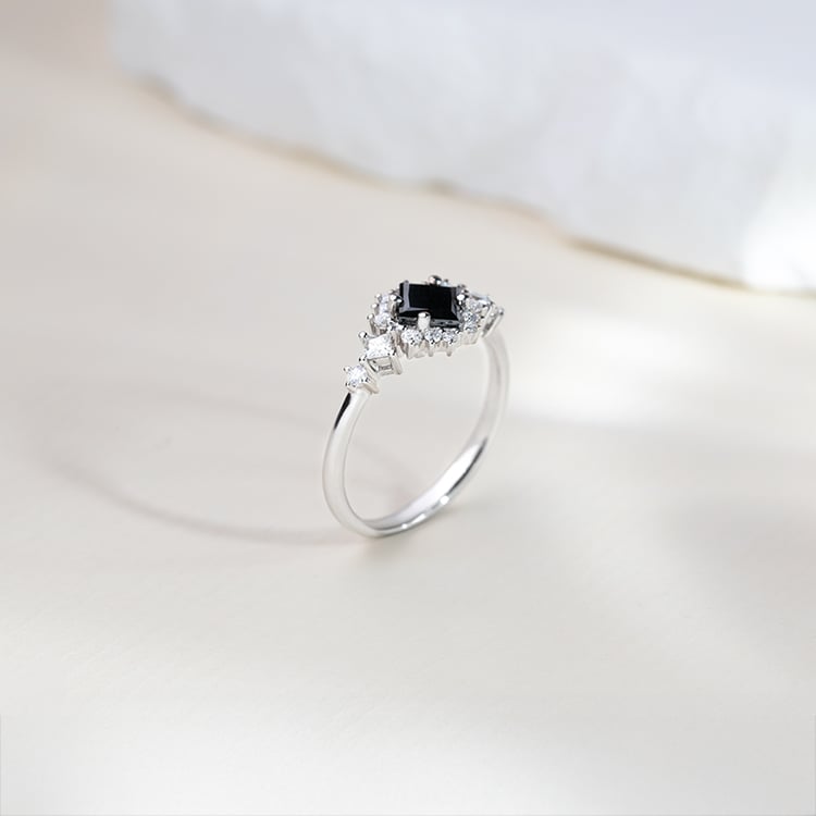 Dokonalý prsteň s čiernym diamantom a postrannými moissanitmi Nairne 151814