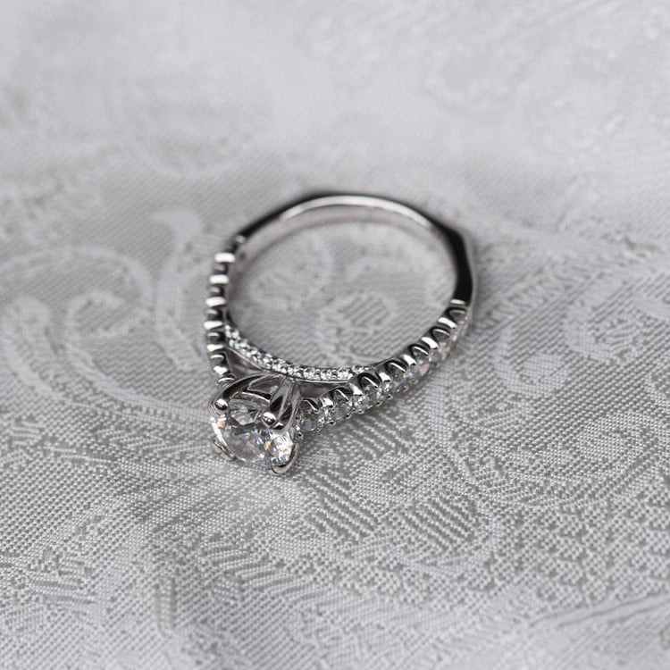 Zásnubný prsteň s diamantmi zo zlata 48043