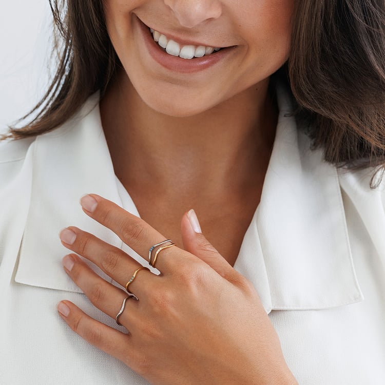 Strieborný prsteň s tromi modrými diamantmi 157767