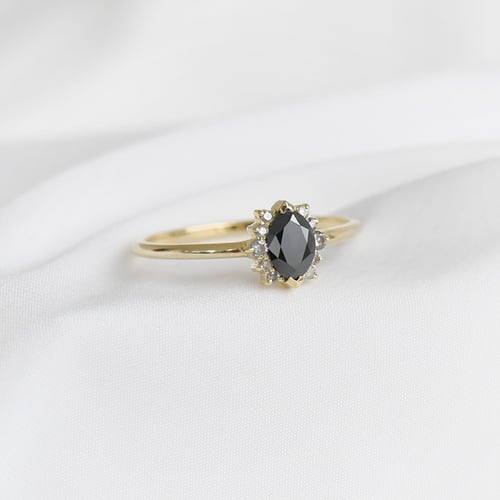 Zásnubný prsteň s čiernym marquise diamantom Jone