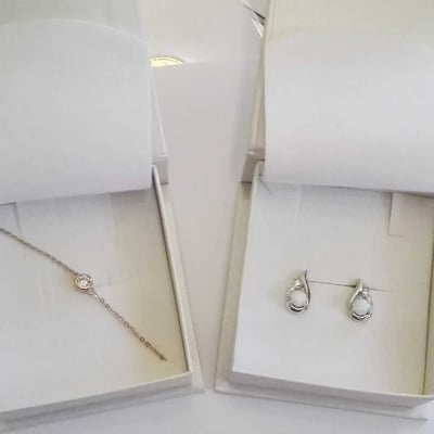 Strieborné náušnice s bielymi opálmi 