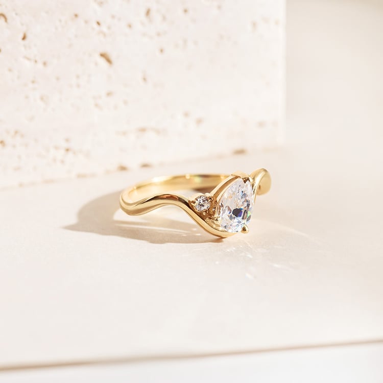 Zásnubný prsteň s pear diamantom 154918