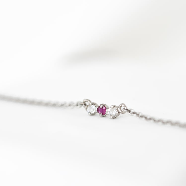 Strieborný náhrdelník s mesačným kameňom, rubínom a bielym topásom Mina 131024