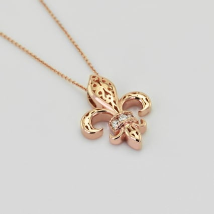 Ľaliový kvet s diamantmi v prívesku Lamia