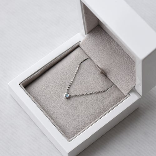 Strieborný minimalistický náhrdelník s mesačným kameňom Vieny