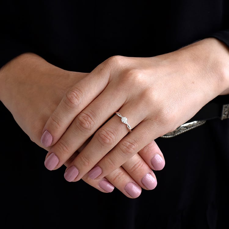 Zásnubný prsteň s 0.30 ct GIA Certifikovaným diamantom Ljube 87070