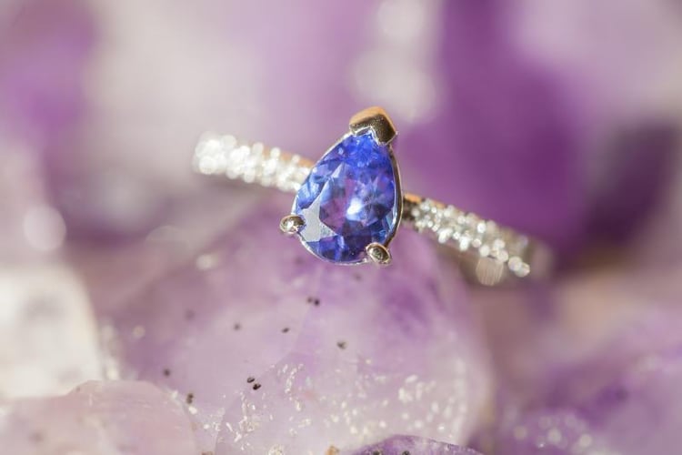 Zlatý prsteň s tanzanitom a diamantmi 2814