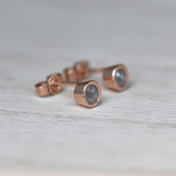 Bezel náušnice z ružového zlata s diamantmi 44369