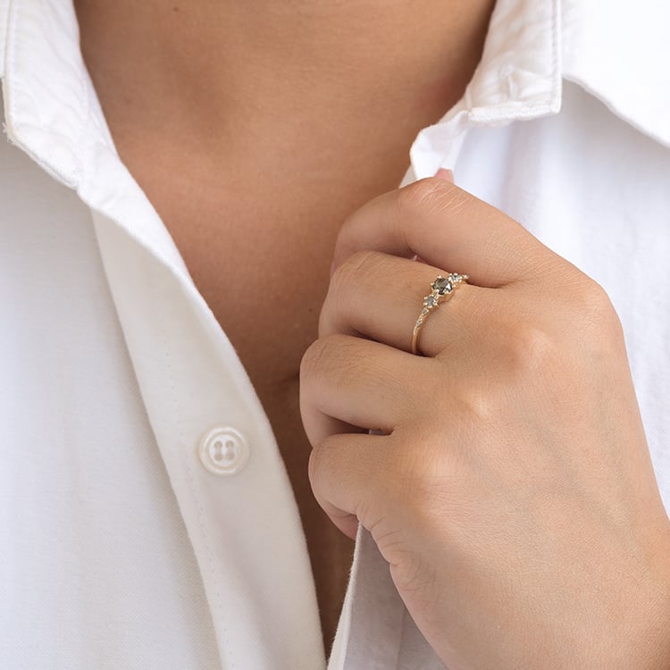 Zásnubný prsteň so salt and pepper diamantmi Willa 129983