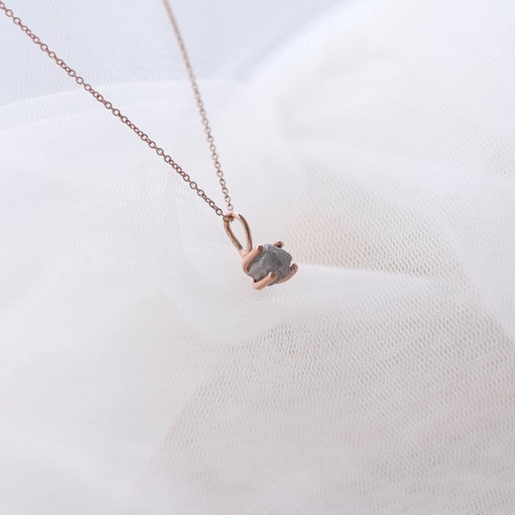 Náhrdelník s nebrúseným diamantom 52820