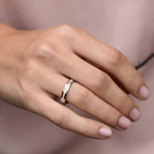 Zlatý eternity prsteň s diamantmi z orieškového zlata Loby