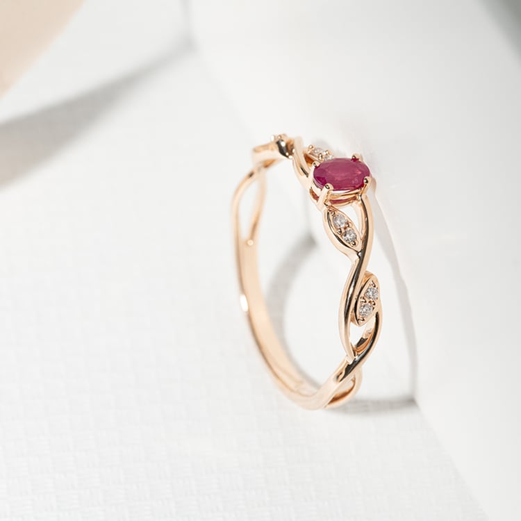 Zlatý rubínový prsteň s diamantmi Brielly 125328