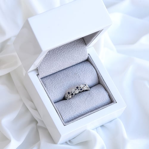 Elegantný eternity prsteň so zafírmi a diamantmi Bettie