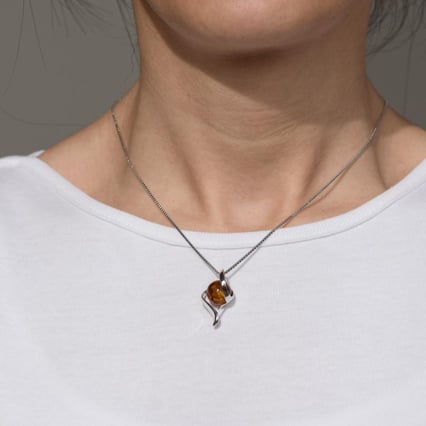 Strieborný elegantný prívesok s jantárom Kenley