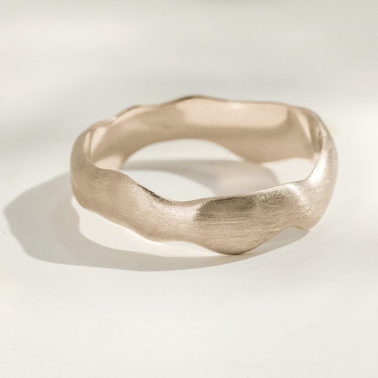 Nepravidelné svadobné obrúčky z orieškového zlata s diamantmi Parnell 166286