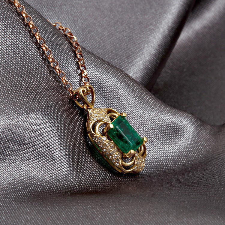 Náhrdelník zo zlata so smaragdom a diamantmi 5266