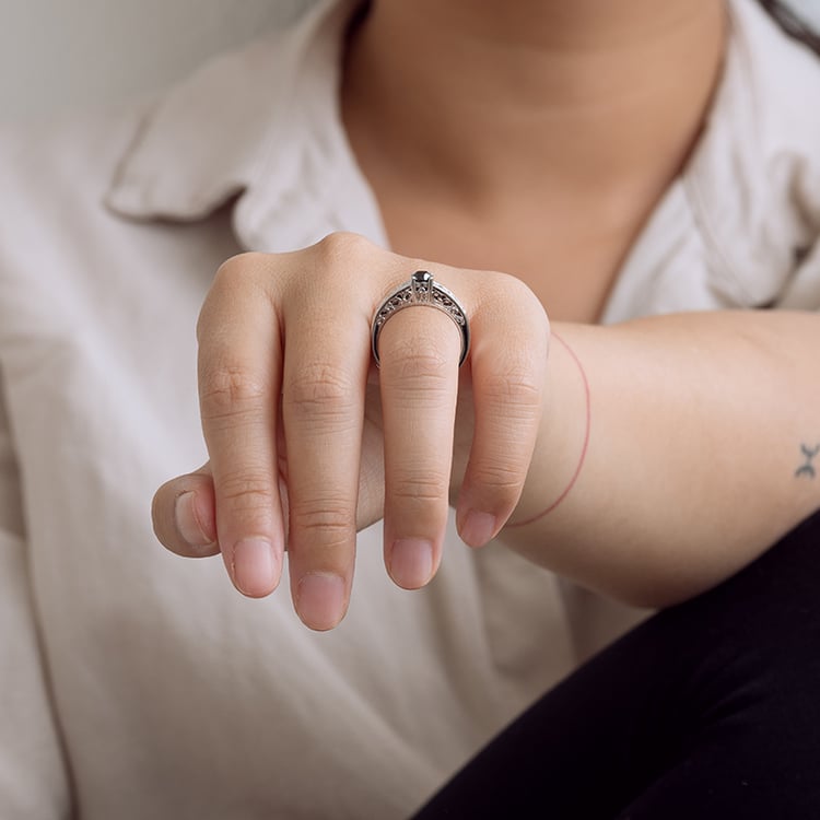 Vintage zlatý zásnubný prsteň s čiernym diamantom Daniew 129379