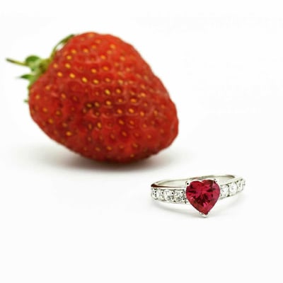 Srdiečkový rubín v striebornom prsteni
